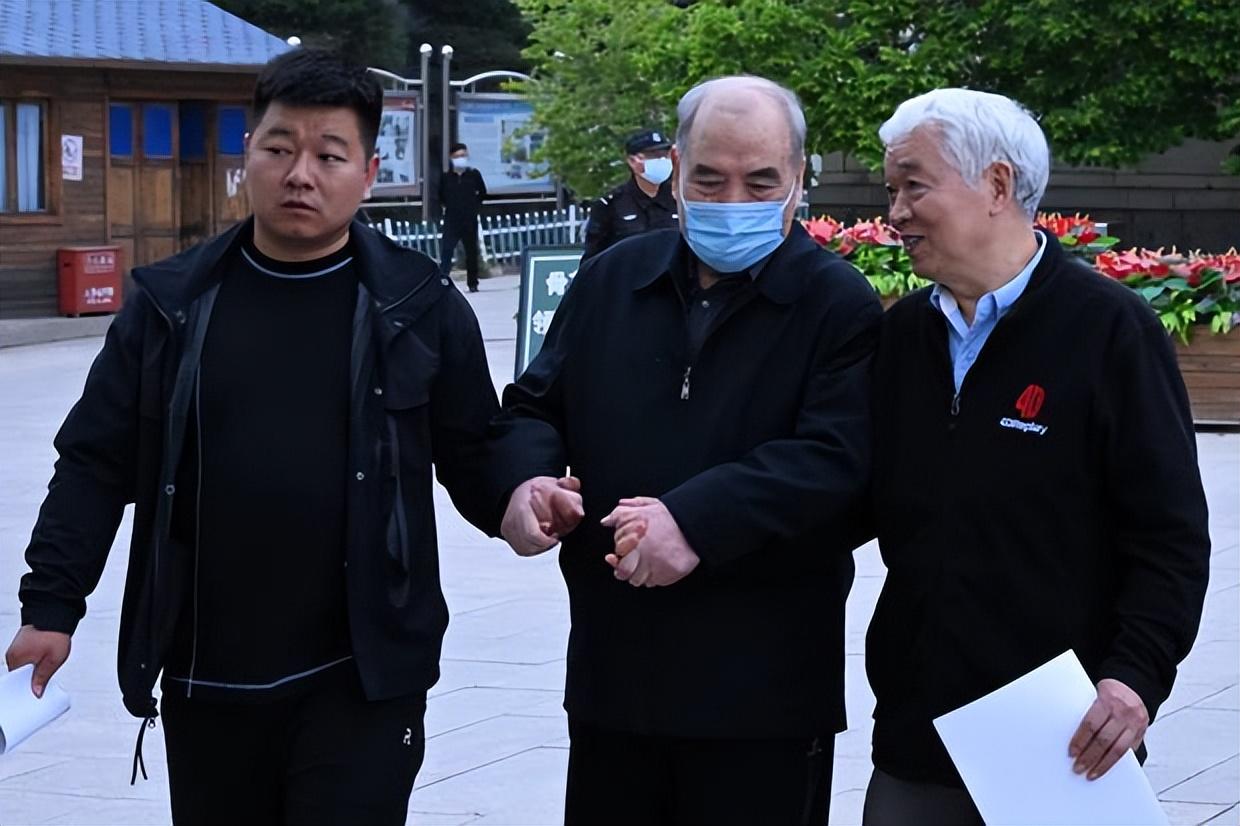 姜昆的欢笑日常，相声舞台下的温馨时光